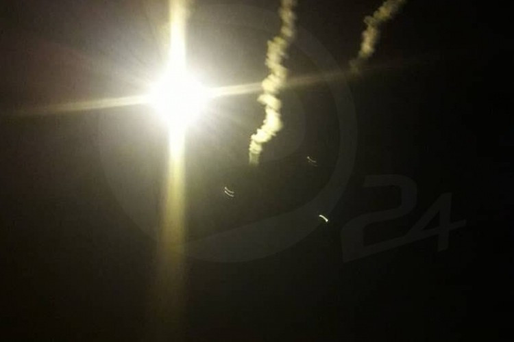 Hình ảnh từ hiện trường cho thấy địa điểm giao tranh được chiếu sáng rực bởi pháo sáng mà lính đánh thuê Mỹ bắn lên không trung để nhận diện rõ đối phương.