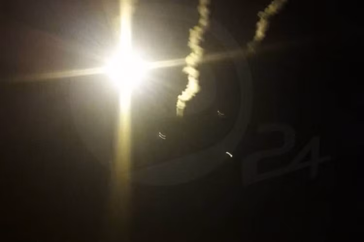 Hình ảnh từ hiện trường cho thấy địa điểm giao tranh được chiếu sáng rực bởi pháo sáng mà lính đánh thuê Mỹ bắn lên không trung để nhận diện rõ đối phương.