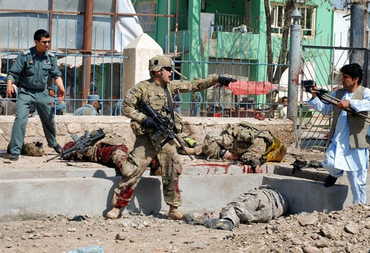 Truyền thông khu vực nhận định cuộc tấn công vào các vị trí của lính đánh thuê Mỹ có thể liên quan đến vụ không kích gần đây vào căn cứ quân sự của Iran và lực lượng vũ trang thân hữu trong khu vực.