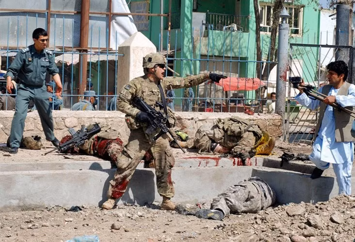 Truyền thông khu vực nhận định cuộc tấn công vào các vị trí của lính đánh thuê Mỹ có thể liên quan đến vụ không kích gần đây vào căn cứ quân sự của Iran và lực lượng vũ trang thân hữu trong khu vực.