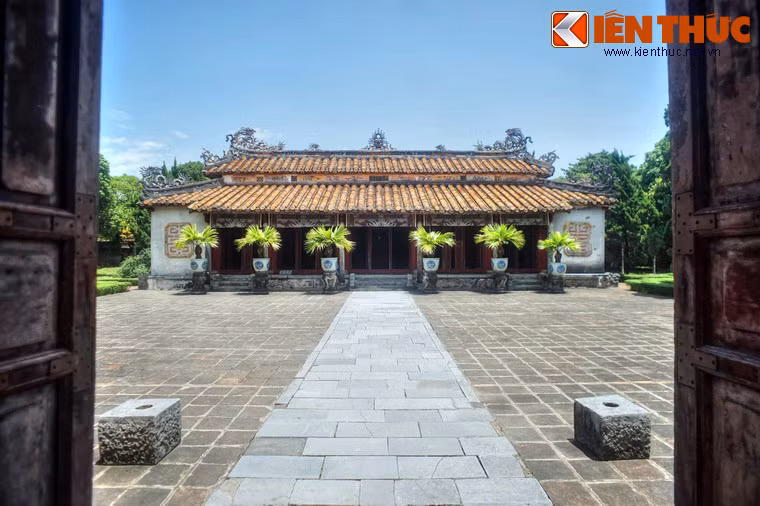 Sân trước Hưng Miếu có hình chữ nhật, được lát gạch bát tràng. Giữa sân là đường thần đạo lát bằng đá thanh, chạy từ bậc thềm ra đến cổng phía trước. Song song với hàng cột hiên là dãy các chậu sứ trồng cây cảnh đặt trên đôn bằng đá.