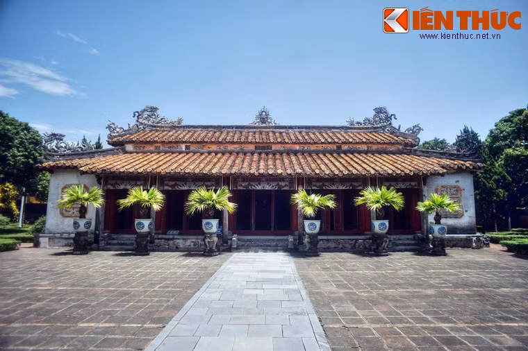 Miếu được xây trên một mặt bằng gần như vuông với kích thước 19m X 19,2m theo cấu trúc "trùng diêm trùng lương", là một tòa nhà kép với chính đường 3 gian 2 chái kép, tiền đường 5 gian 2 chái đơn, nền cao 0,68 m bó bằng đá Thanh, mái được lợp bằng ngói âm dương men vàng.