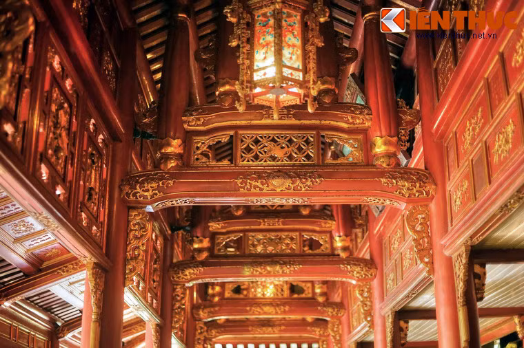 Bộ vì kèo bằng gỗ đỡ phần mái ngói phía trên được chạm khắc rất tinh xảo.