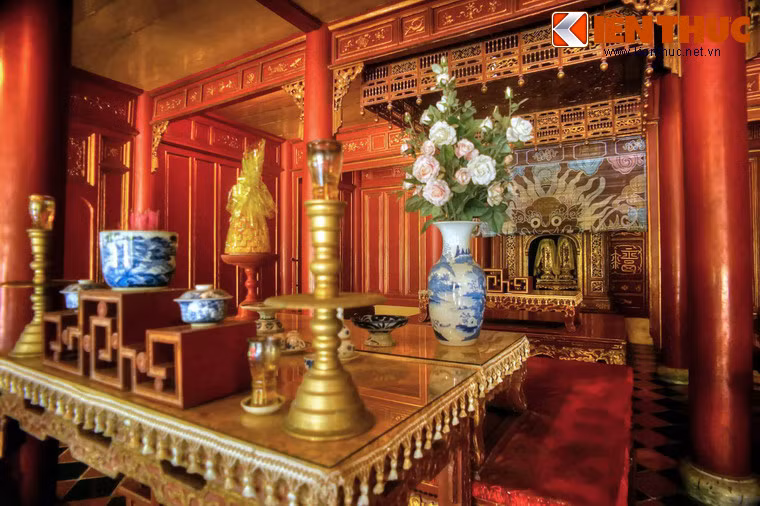 Trung tâm của tòa miếu là khám thờ bài vị của Hưng Tổ Hiếu Khang Hoàng đế và Hoàng hậu - song thân của vua Gia Long.