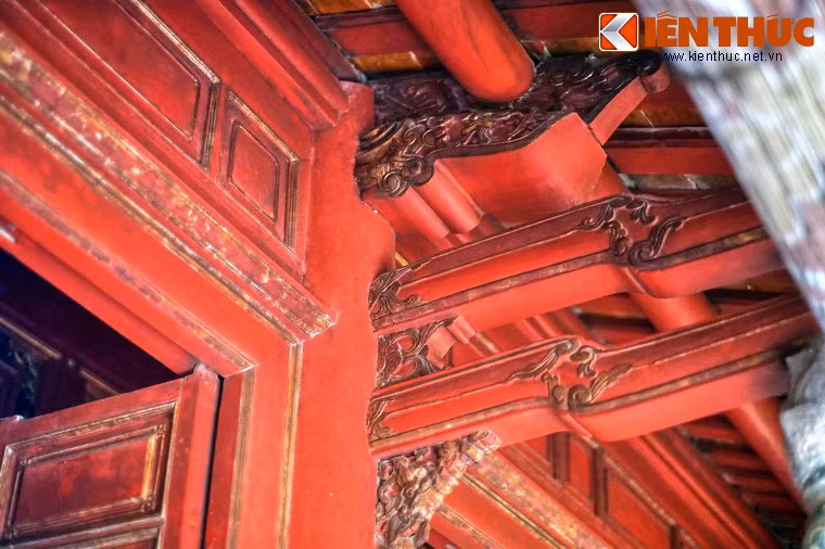 Việc di dời An Khánh Vương từ và tái lập Hưng Miếu được thực hiện năm 1951. Về cơ bản, Hưng Miếu kế thừa kiến trúc của An Khánh Vương từ. Nhưng vì mặt bằng của Hưng Miếu cũ nhỏ hơn nên khi xây dựng người ta buộc phải di dời hai hàng cột mỗi bên và cắt bớt một số mái ở cả hai bên.