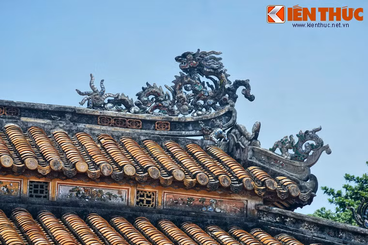 Việc xây dựng được tiến hành từ tháng 4 đến tháng 8/1804 trên địa điểm của Thế Miếu ngày nay, chính thức sử dụng từ tháng 3/1805. Ngôi miếu khi ấy có tên là Hoàng Khảo Miếu (ngôi miếu dùng để thờ phụng vua cha).