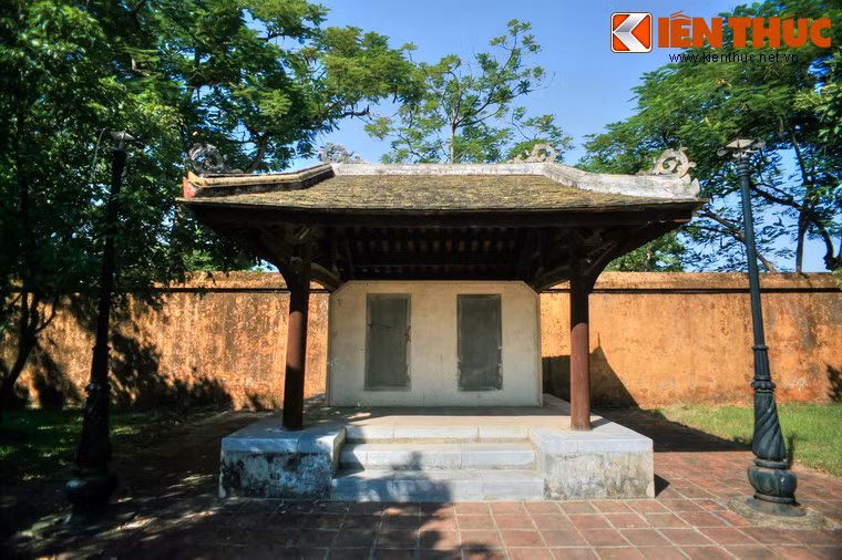 Bên trái khuôn viên miếu hiện vẫn còn hai bia đá: bia đá dựng năm 1804 khắc bài văn Ngự chế của Gia Long và bia đá dựng năm 1821 khắc bài văn Ngự chế của Minh Mạng nói lại lịch sử xây dựng Hưng Miếu và Thế Miếu.