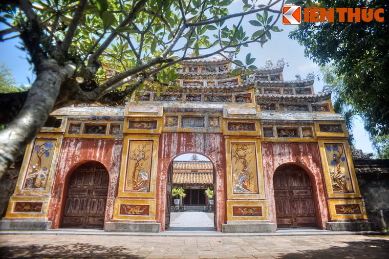 Cổng chính của Hưng Miếu được xây kiểu tam quan với nhiều tầng mái bề thế, quy mô và kiểu thức rất giống cổng Thế Miếu.