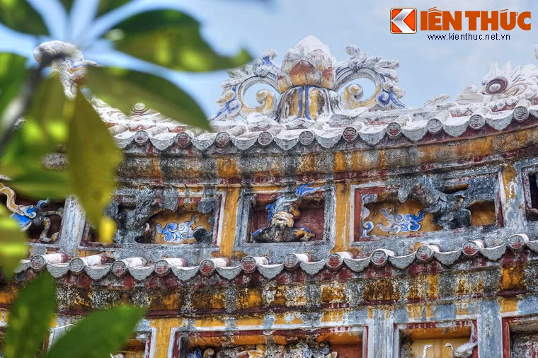 Đến năm 1821, vua Minh Mạng cho dời Hoàng Khảo Miếu lùi về phía sau địa điểm cũ 50m để sử dụng khu đất của Hoàng Khảo Miếu xây Thế Miếu. Công việc di dời diễn ra từ ngày 23/3 - 16/4/1821. Sau khi hoàn tất vua cho đổi tên khu miếu thành Hưng Tổ Miếu.