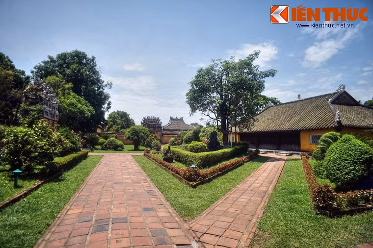 Hai bên tòa miếu có tường ngắn ngăn cách, ở giữa tường trổ hai cửa: Dục Khánh, Chương Khánh. Đi qua cửa Dục Khánh là Thần Khố (nhà kho), qua cửa Chương Khánh có nhà Thần Trù (nhà bếp).