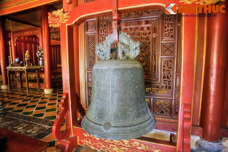 Tháng 2/1947, trong bối cảnh chiến tranh, Hưng Miếu bị đốt cháy cùng nhiều cung điện khác trong Hoàng thành. Đến năm 1950, cựu hoàng Bảo Đại về Huế mua lại An Khánh Vương từ (nơi thờ con trai thứ 12 của vua Gia Long) với giá 300.000 đồng (tiền lúc ấy) để dựng lại thành Hưng Miếu mới.