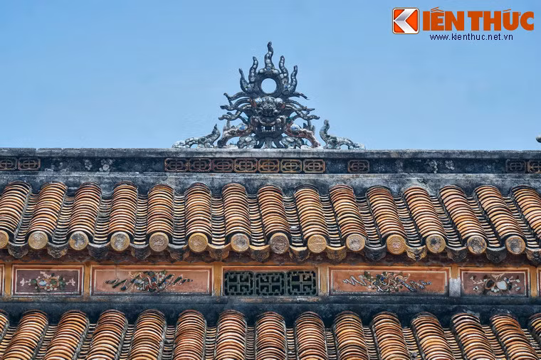 So với nhiều công trình khác của Hoàng thành Huế, Hưng Tổ Miếu có lịch sử khá đặc biệt. Theo sử sách, nguyễn Phúc Luân đáng lẽ là người lên ngôi chúa, nhưng bị quyền thần Trương Phúc Loan giam vào ngục và mất tại nhà riêng. Sau khi lên ngôi năm 1802, vua Gia Long tìm lại mộ cha và cho xây miếu để thờ.