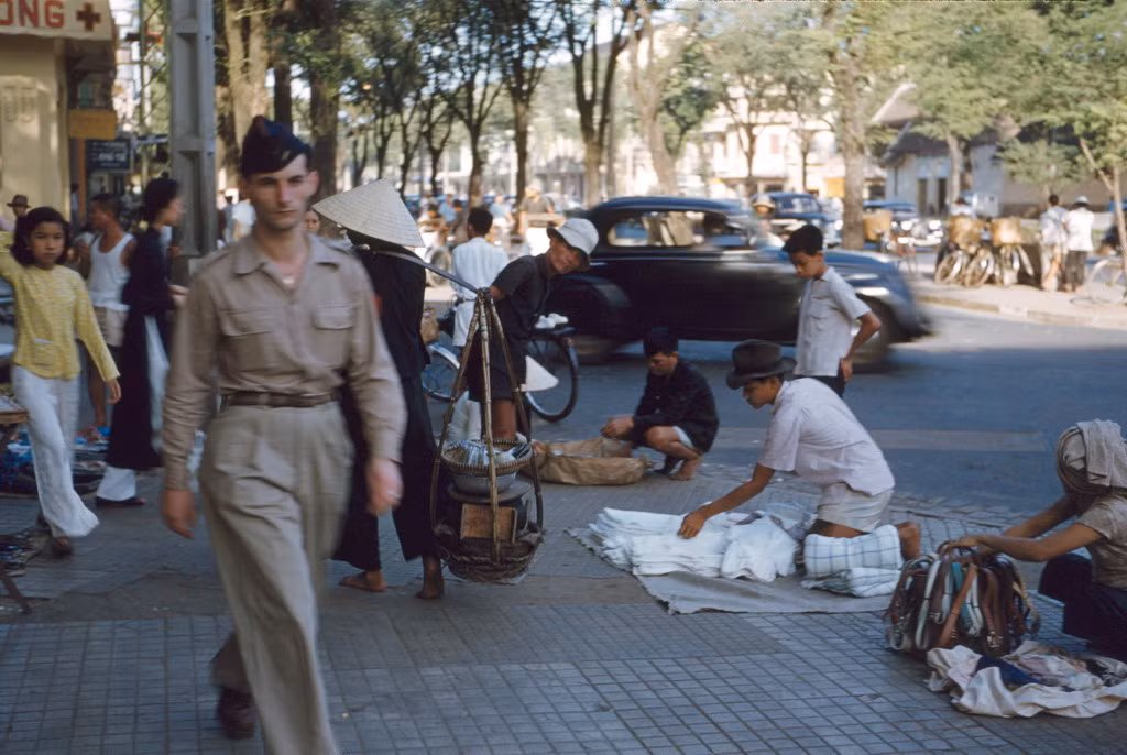 Vỉa hè đại lộ Bonard, góc ngã tư Lê Lợi - Công Lý ngày nay. Ảnh: Manhhai Flickr.