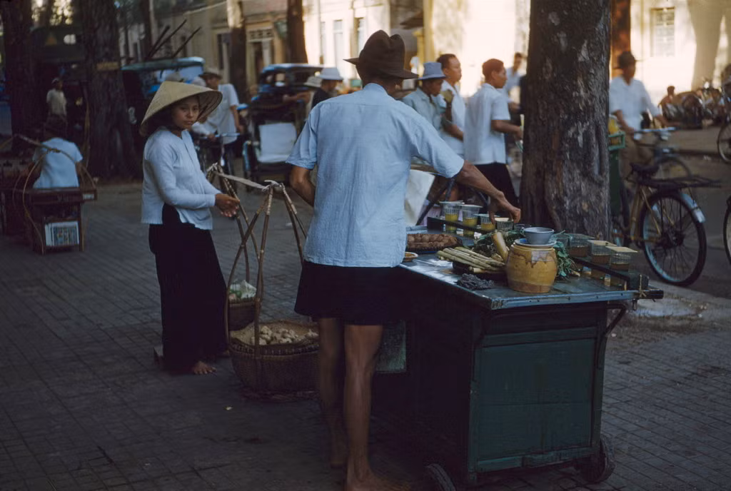 Vỉa hè đường Mac Mahon, bên kia đường là đền thờ Ấn Độ giáo. Ảnh: Manhhai Flickr.