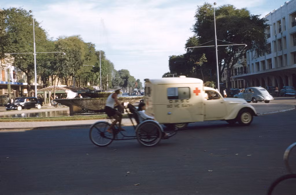 Đài phun nước ở vòng xoay ngã tư Charner - Bonard (vòng xoay Cây Liễu). Ảnh: Manhhai Flickr.