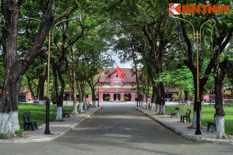 2. Được xây dựng từ năm 1917-1919 trường nữ sinh Đồng Khánh hoặc trường Đồng Khánh (nay là trường THPT Hai Bà Trưng, số 14 Lê Lợi, thành phố Huế) là một trong những ngôi trường lớn và có lịch sử lâu đời tại miền Trung và cả Việt Nam.