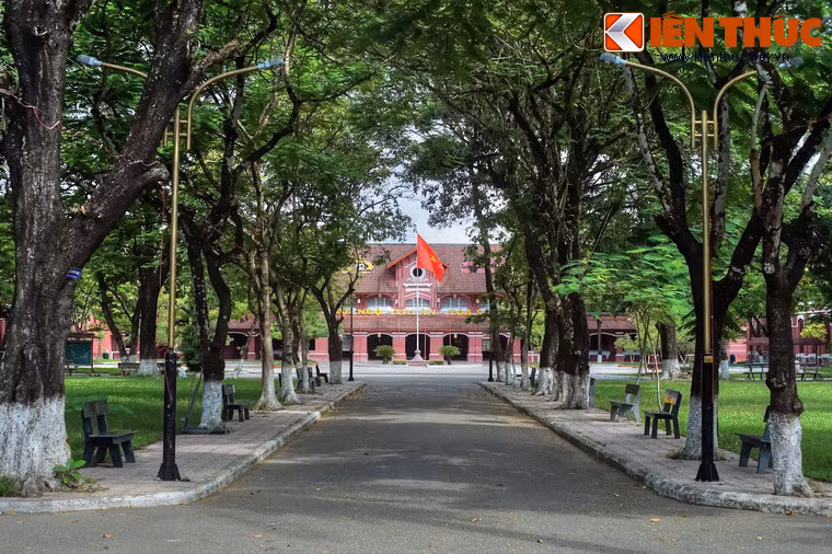 2. Được xây dựng từ năm 1917-1919 trường nữ sinh Đồng Khánh hoặc trường Đồng Khánh (nay là trường THPT Hai Bà Trưng, số 14 Lê Lợi, thành phố Huế) là một trong những ngôi trường lớn và có lịch sử lâu đời tại miền Trung và cả Việt Nam.