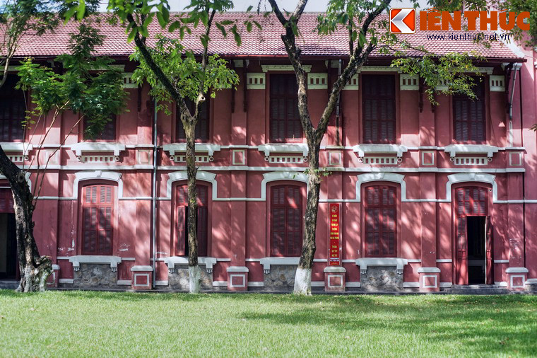 Kể từ khi thành lập đến nay, nhà trường đã tu bổ, xây dựng thêm một số công trình phục vụ dạy và học, tuy nhiên dáng vẻ ngôi trường nói chung không thay đổi đáng kể so với thuở ban đầu.