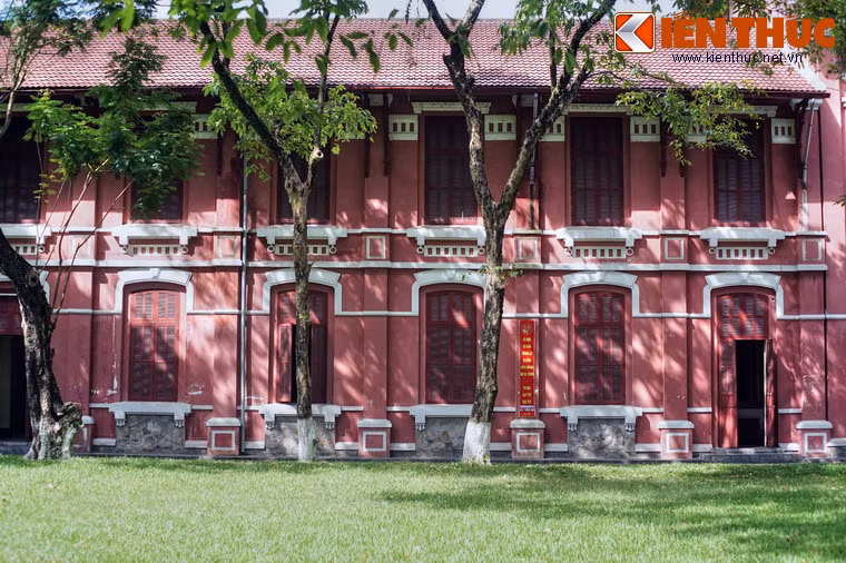 Kể từ khi thành lập đến nay, nhà trường đã tu bổ, xây dựng thêm một số công trình phục vụ dạy và học, tuy nhiên dáng vẻ ngôi trường nói chung không thay đổi đáng kể so với thuở ban đầu.