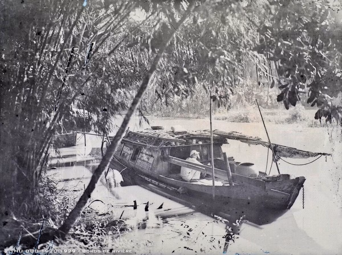 Những con thuyền vừa là phương tiện đi lại, vận tải, vừa là nhà ở của người dân trên kênh rạch. Ảnh tư liệu.