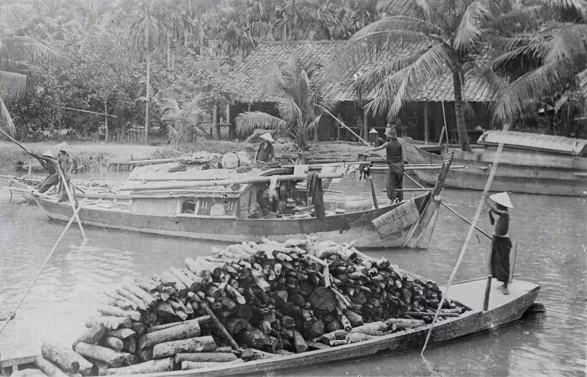 Một con thuyền chở củi gỗ ở Thủ Đức. Ảnh tư liệu.