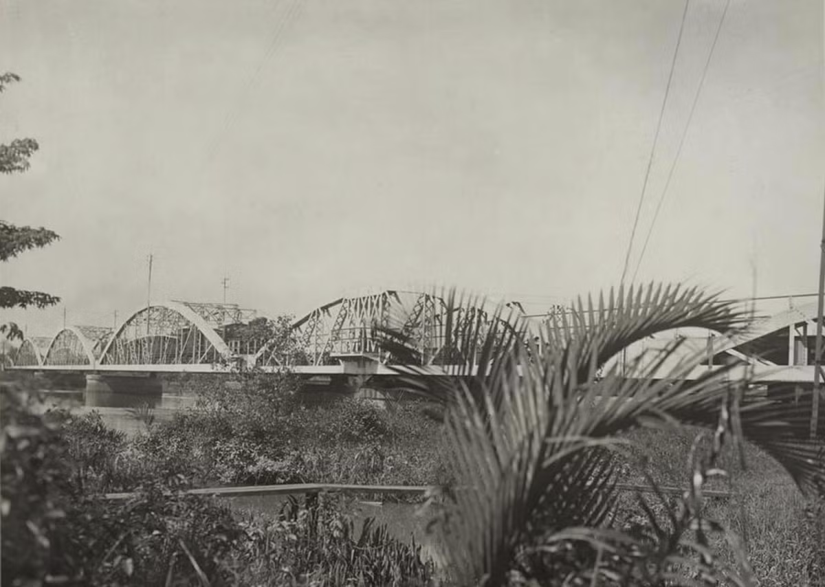 Cầu Bình Lợi, cây cầu nối Sài Gòn và Thủ Đức, thập niên 1920. Cầu Bình Lợi được khánh thành tháng 2/1902, thuộc tuyến đường sắt Sài Gòn - Nha Trang thời Pháp thuộc, là cây cầu đầu tiên vượt sông Sài Gòn. Ảnh tư liệu.