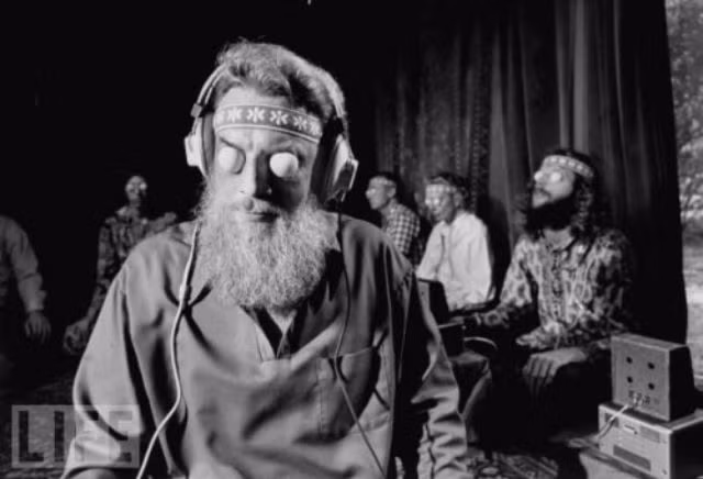 Giáo viên tâm linh và thiền quán Jack Gariss thực hiện một cuộc thí nghiệm tâm linh dựa trên hoạt động thiền theo nhóm, 1972. Ảnh: Life.