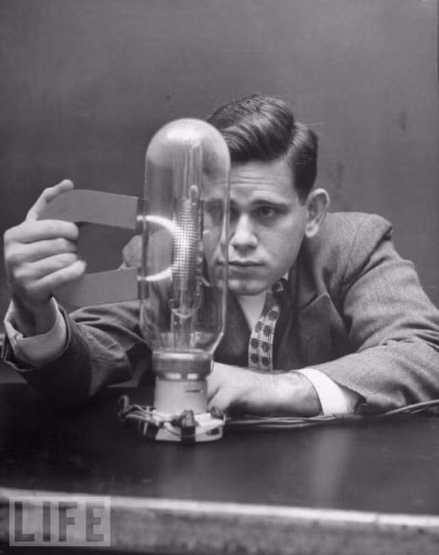 Một kỹ sư thực hiện thí nghiệm khoa học với một ống điện tử trong đó những dòng vô hình của lực từ xuất hiện dưới dạng đường cong ánh sáng, 1948. Ảnh: Life.