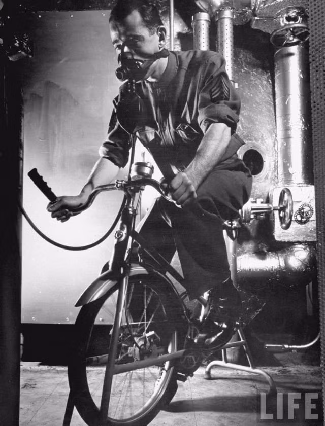 Một người đàn ông tham gia thử nghiệm về những ảnh hưởng của một chuyến bay trên độ cao lớn bằng cách đạp xe khi khi mang mặt nạ dưỡng khí, 1941. Ảnh: Life.