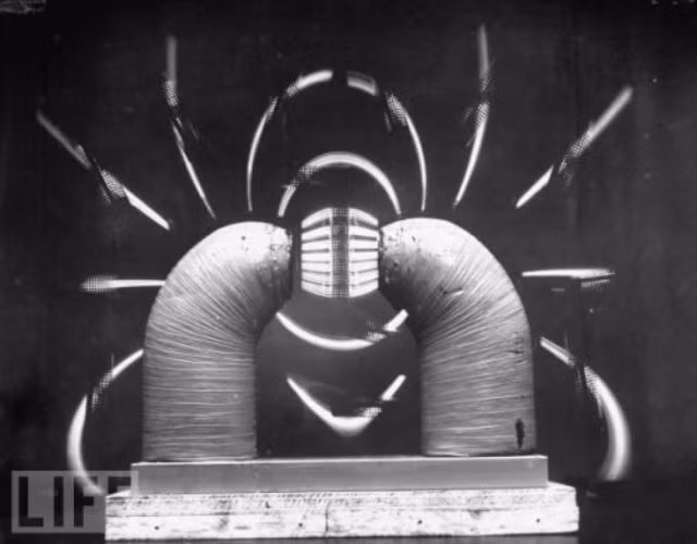 Các đường từ tính được hiển thị dưới dạng ánh sáng, trông như một con nhện trong thiết bị thí nghiệm của Mỹ năm 1948. Ảnh: Life.