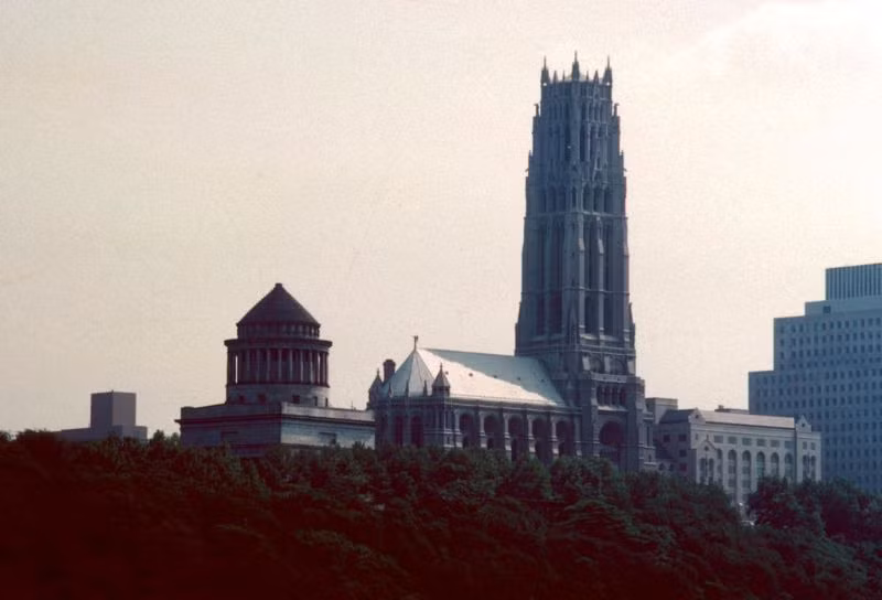 Nhà thờ Riverside và đài tưởng niệm Tổng thống Grant. Ảnh: Vintag.es.