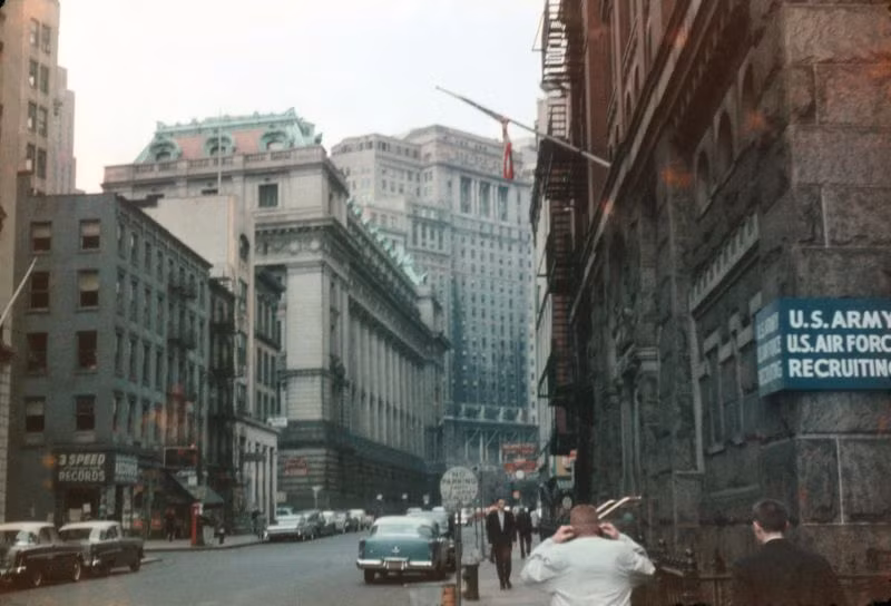 Đường phố ở khu Lower Manhattan. Ảnh: Vintag.es.