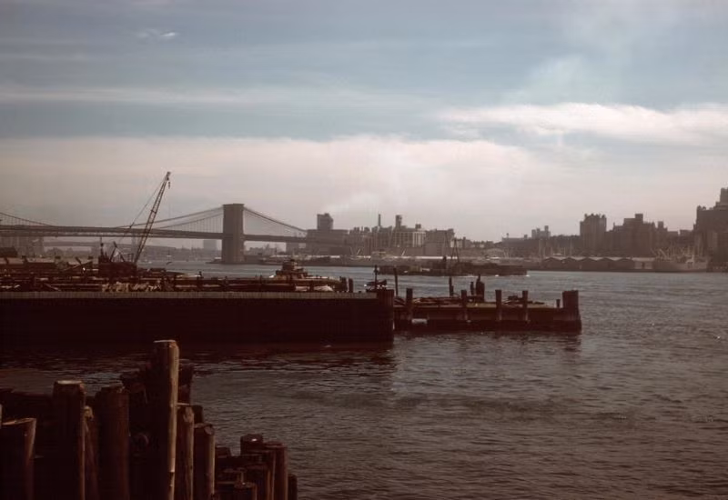 Cầu Brooklyn nhìn từ xa. Ảnh: Vintag.es.