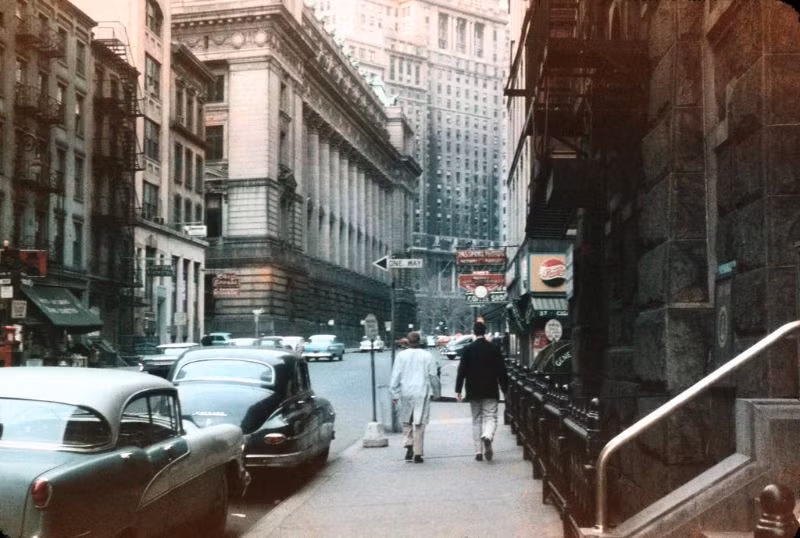 Đường phố ở khu Lower Manhattan. Ảnh: Vintag.es.