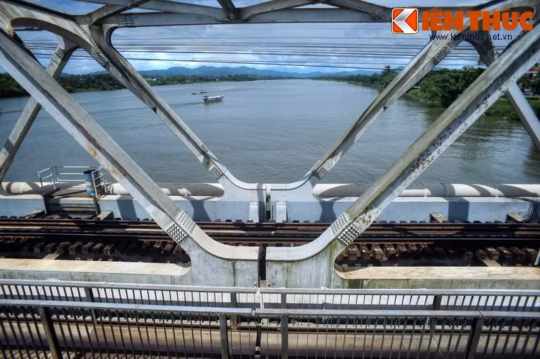 Cây cầu này cũng là một di tích quan trọng gắn với nhiều thăng trầm lịch sử của xứ Huế và cả lịch sử phát triển của ngành đường sắt Việt Nam.