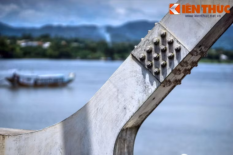 Trong hơn một thế kỷ tồn tại, cầu đã trải qua nhiều đợt tu sửa. Có giai đoạn, cầu phục vụ cho cả ô tô lẫn tàu hỏa lưu thông. Đến cuối thập niên 1990, cầu xuống cấp trầm trọng.