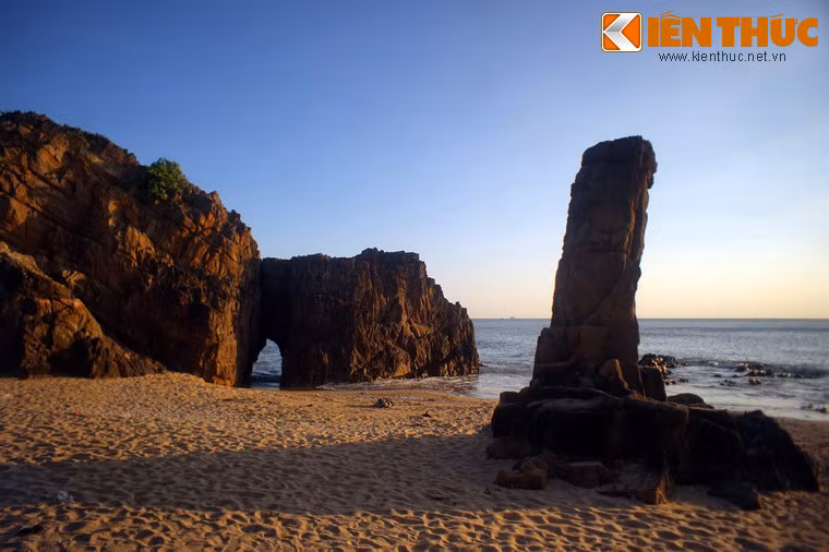 Cách Linga đá không xa là một hang nhỏ xuyên qua một phiến đá nằm sát biển.