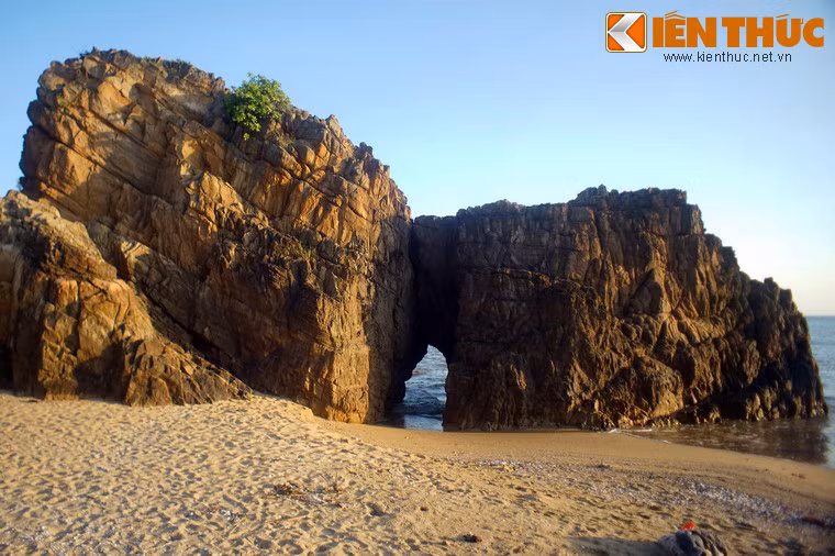 Hang đá này thường được gọi là hang Yoni.