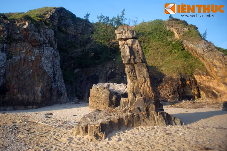 Thực sự thì không khó để hình dung vì sao cột đá dựng đứng ở bãi Đá Nhảy được người đời liên tưởng đến một chiếc Linga.