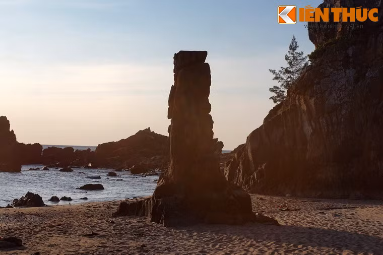 Người đời thường gọi cột đá này là Linga đá.