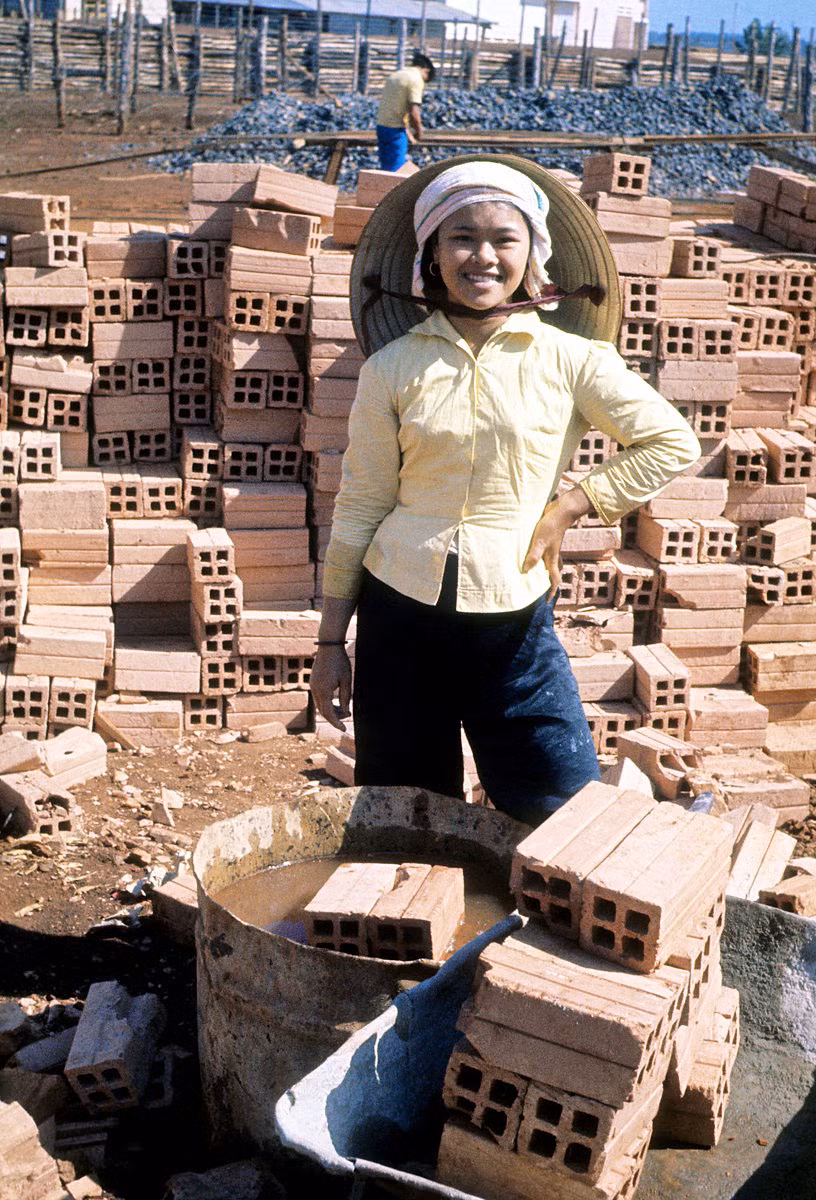 Người nữ công nhân tại một công trường xây dựng. Ảnh: Smugmug.com.