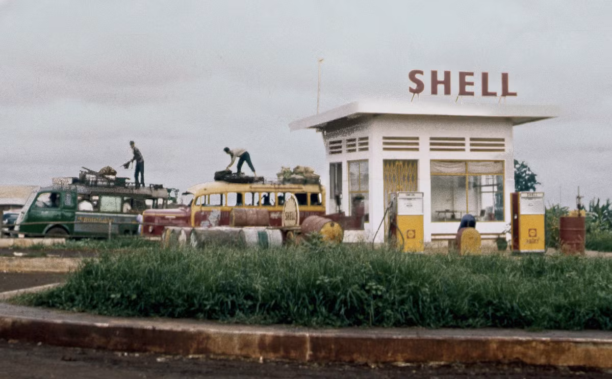 Trạm xăng của hãng Shell ở quận An Lộc, tỉnh Bình Long, nay là thị xã Bình Long, tỉnh Bình Phước, năm 1963. Ảnh: Smugmug.com.