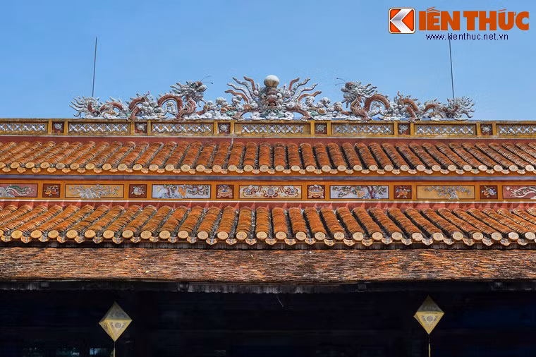 Phần mái điện Long An lợp ngói hoàng lưu ly, được chia làm ba tầng giống như phần mái của điện Thái Hòa trong Hoàng thành. Bờ nóc trên đỉnh mái và dải cổ diêm ngăn cách giữa mái thượng và mái hạ trang trí nhiều hoa văn sinh động.