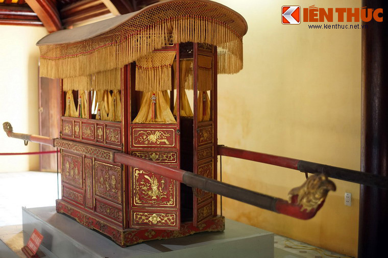 3. Nhà Tả trà trong cung Diên Thọ của Tử Cấm Thành Huế là nơi lưu giữ và trưng bày một hiện vật lịch sử hiếm có: Chiếc kiệu cổ của Hoàng thái hậu Từ Cung (1890 - 1980, vợ vua Khải Định, mẹ vua Bảo Đại). Toàn bộ chiếc kiệu được sơn son thiếp vàng, chạm trổ công phu.