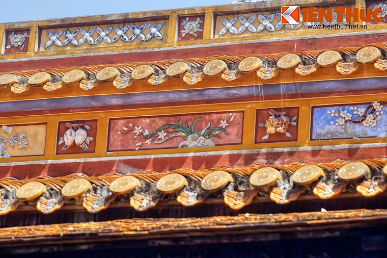 Sau khi cung Bảo Định bị triệt giải năm 1909, điện Long An được dời về vị trí hiện nay để làm Tân Thơ Viện - nơi lưu giữ hàng ngàn tư liệu bằng chữ Hán và cả chữ Pháp, chữ Anh - chủ yếu phục vụ cho các học sinh của trường Quốc Tử Giám gần đó.