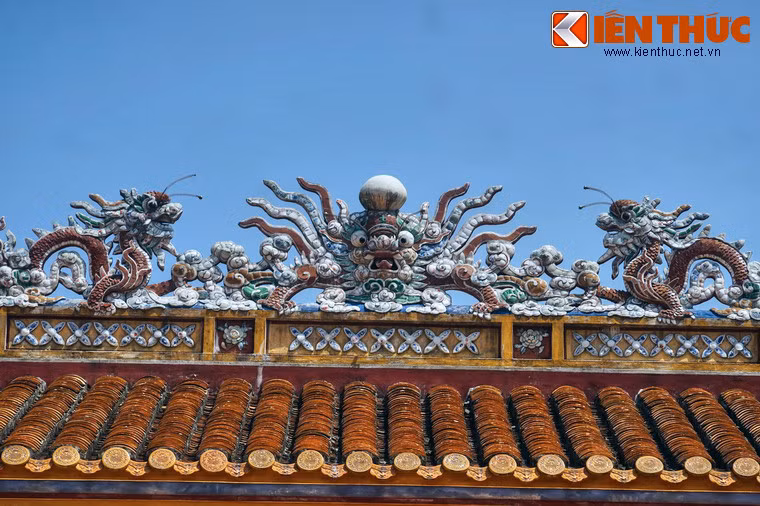 Hình tượng lưỡng long tranh châu trang trí trên đỉnh mái.