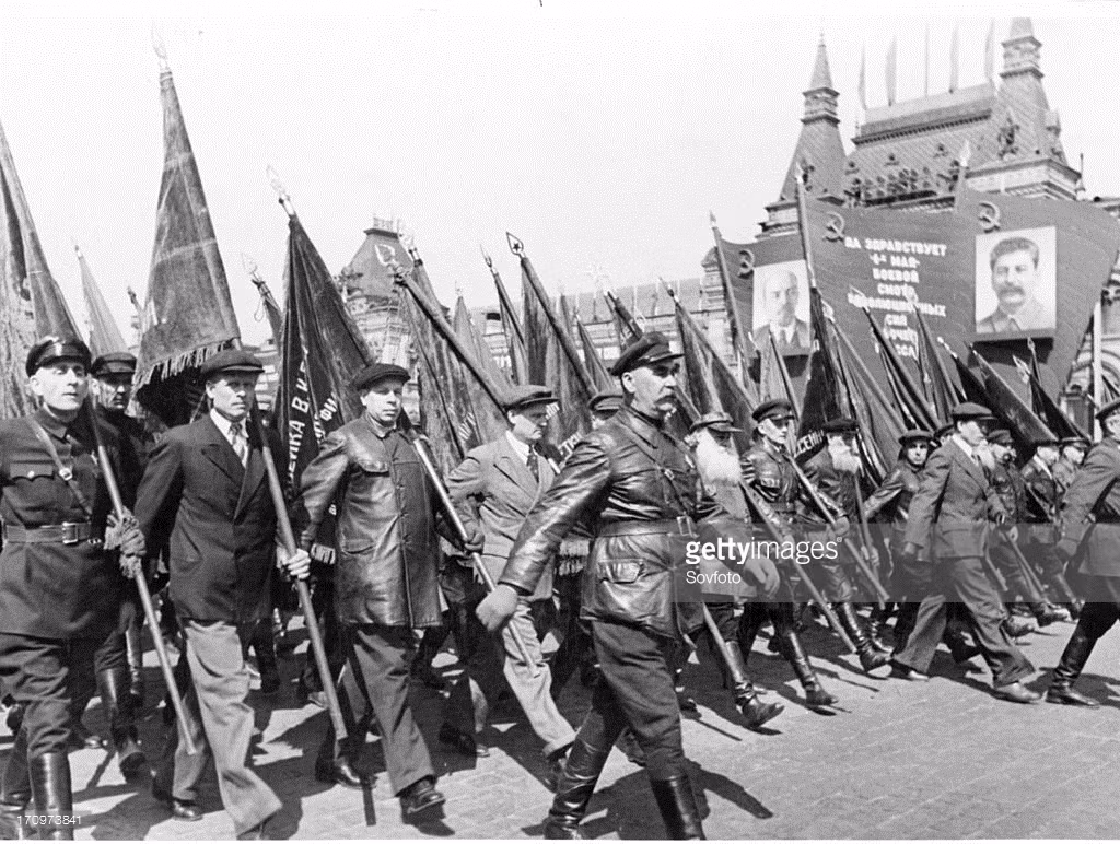 Các cựu binh của cuộc Cách mạng Tháng Mười diễu binh trong lễ kỷ niệm cuộc Cách mạng Tháng Mười ở Quảng trường Đỏ, Moscow, Liên Xô thập niên 1930.