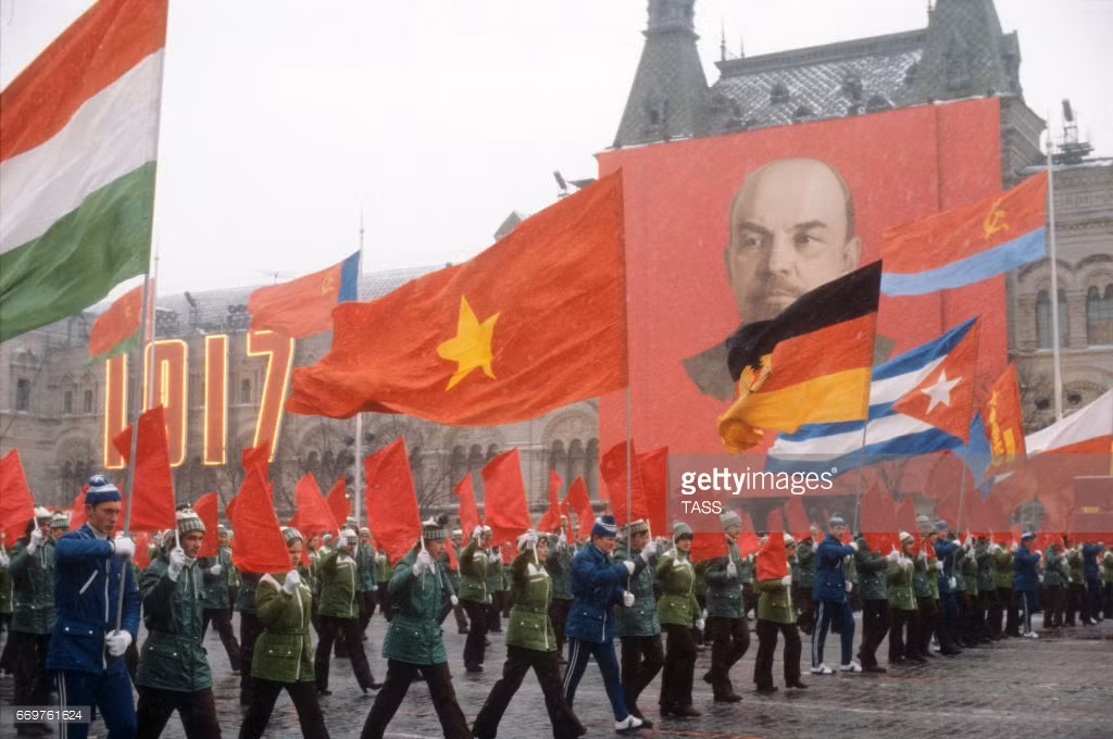 Đại diện của các quốc gia bằng hữu, trong đó có Việt Nam diễu hành trong lễ kỷ niệm Cách mạng Tháng Mười năm 1979.