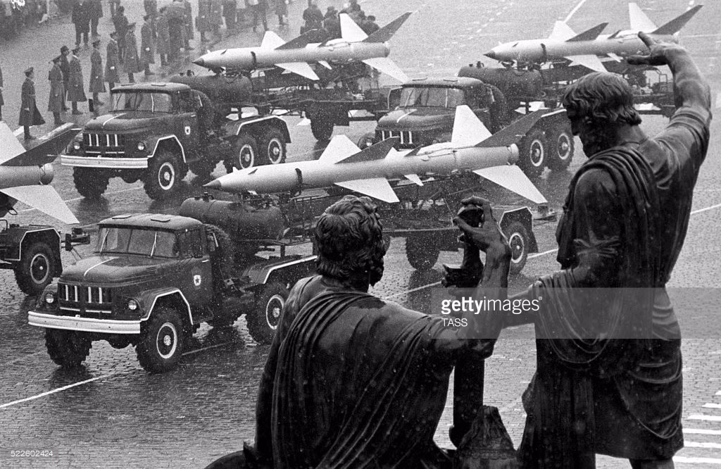 Tên lửa phòng không S-75 Dvina trong buổi duyệt binh kỷ niệm Cách mạng Tháng Mười năm 1974.