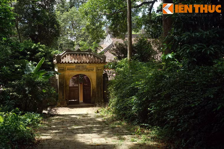 Phía sau chính điện có lối dẫn lên các công trình tiếp theo ở trên núi.